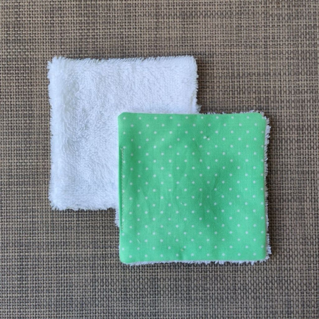 Lingette lavable 10 x 10, une face en tissu petits points blanc et vert en coton et une face en éponge bambou tout doux. 