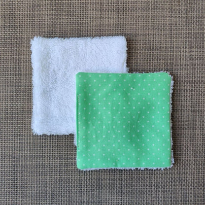 Lingette lavable 10 x 10, une face en tissu petits points blanc et vert en coton et une face en éponge bambou tout doux. 