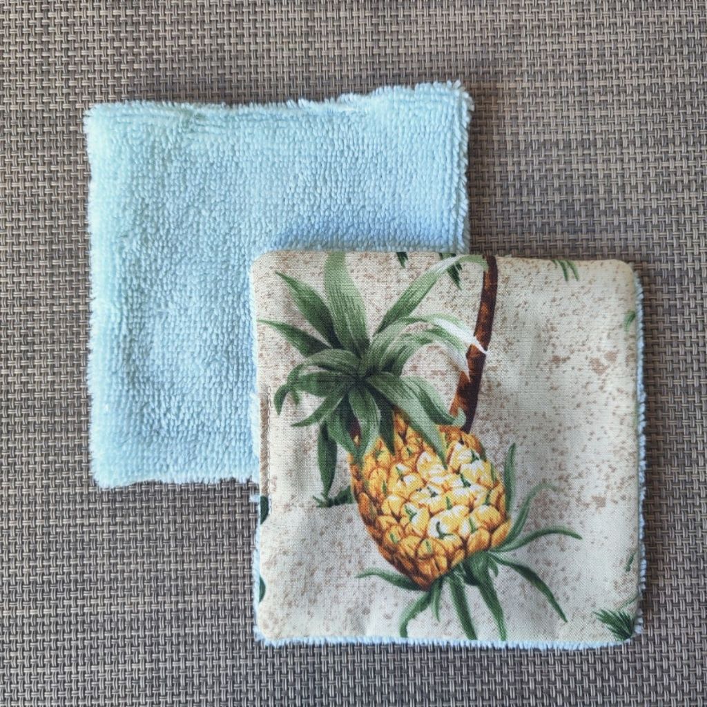 Lingette lavable 10 x 10, une face en tissu tahitien ananas en coton et une face en éponge bambou tout doux. 