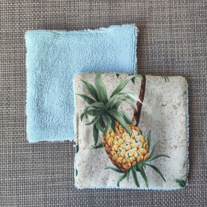 Lingette lavable 10 x 10, une face en tissu tahitien ananas en coton et une face en éponge bambou tout doux. 