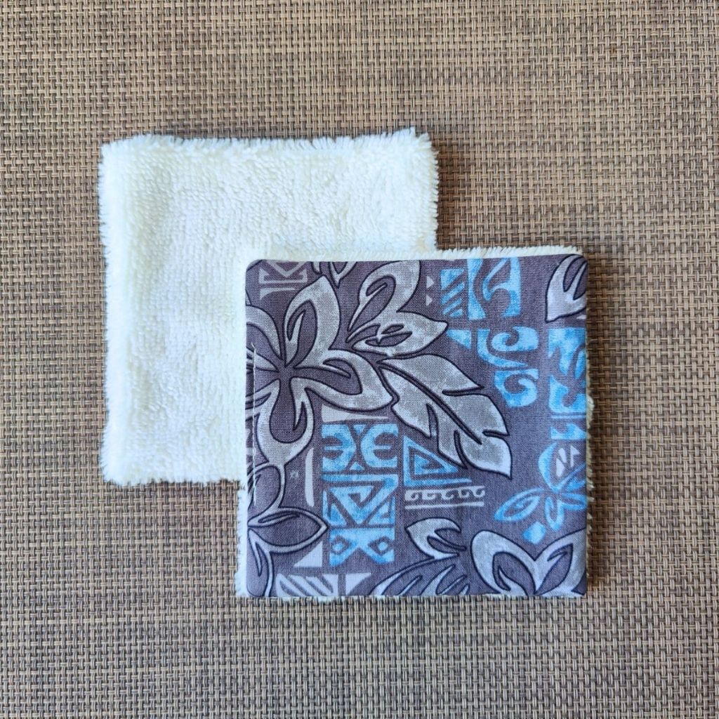 Lingette lavable 10 x 10, une face en tissu tahitien exotica en coton et une face en éponge bambou tout doux. 