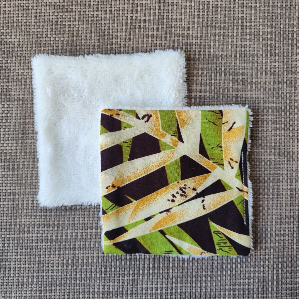 Lingette lavable 10 x 10, une face en tissu tahitien fougères en coton et une face en éponge bambou tout doux. 