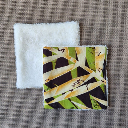 Lingette lavable 10 x 10, une face en tissu tahitien fougères en coton et une face en éponge bambou tout doux. 