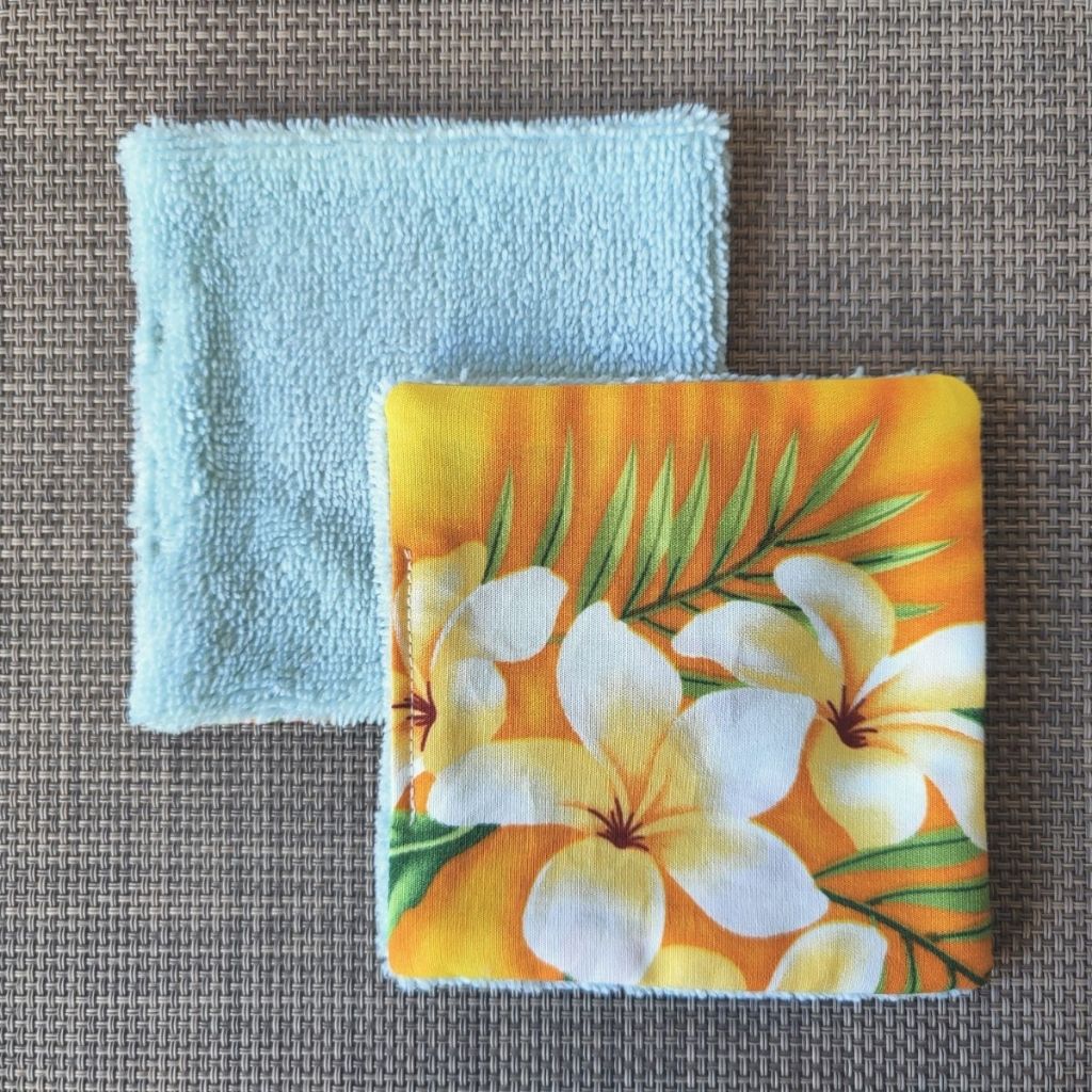 Lingette lavable 10 x 10, une face en tissu tahitien frangipanier jaune en coton et une face en éponge bambou tout doux. 
