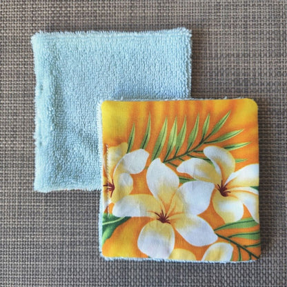 Lingette lavable 10 x 10, une face en tissu tahitien frangipanier jaune en coton et une face en éponge bambou tout doux. 