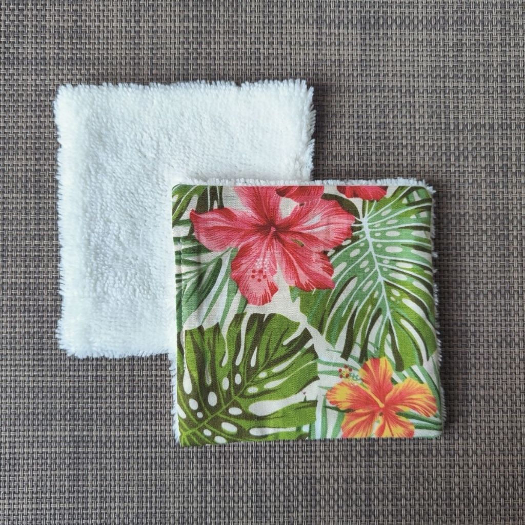 Lingette lavable 10 x 10, une face en tissu tahitien hibiscus beige en coton et une face en éponge bambou tout doux. 
