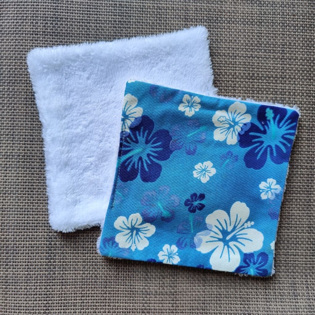 Lingette lavable 13 x 13, une face en tissu tahitien hibiscus bleu blanc en coton et une face en éponge bambou tout doux. 