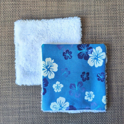 Lingette lavable 10 x 10, une face en tissu tahitien hibiscus bleu blanc en coton et une face en éponge bambou tout doux. 