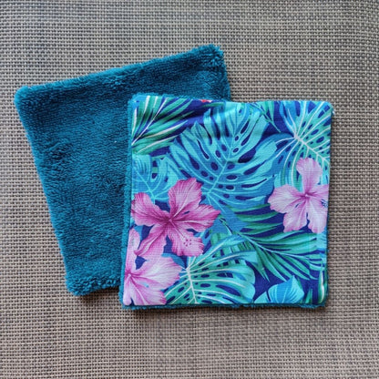 Lingette lavable 13 x 13, une face en tissu tahitien hibiscus bleu en coton et une face en éponge bambou tout doux. 