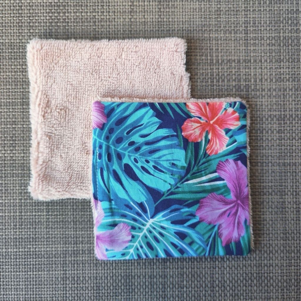 Lingette lavable 10 x 10, une face en tissu tahitien hibiscus bleu en coton et une face en éponge bambou tout doux. 