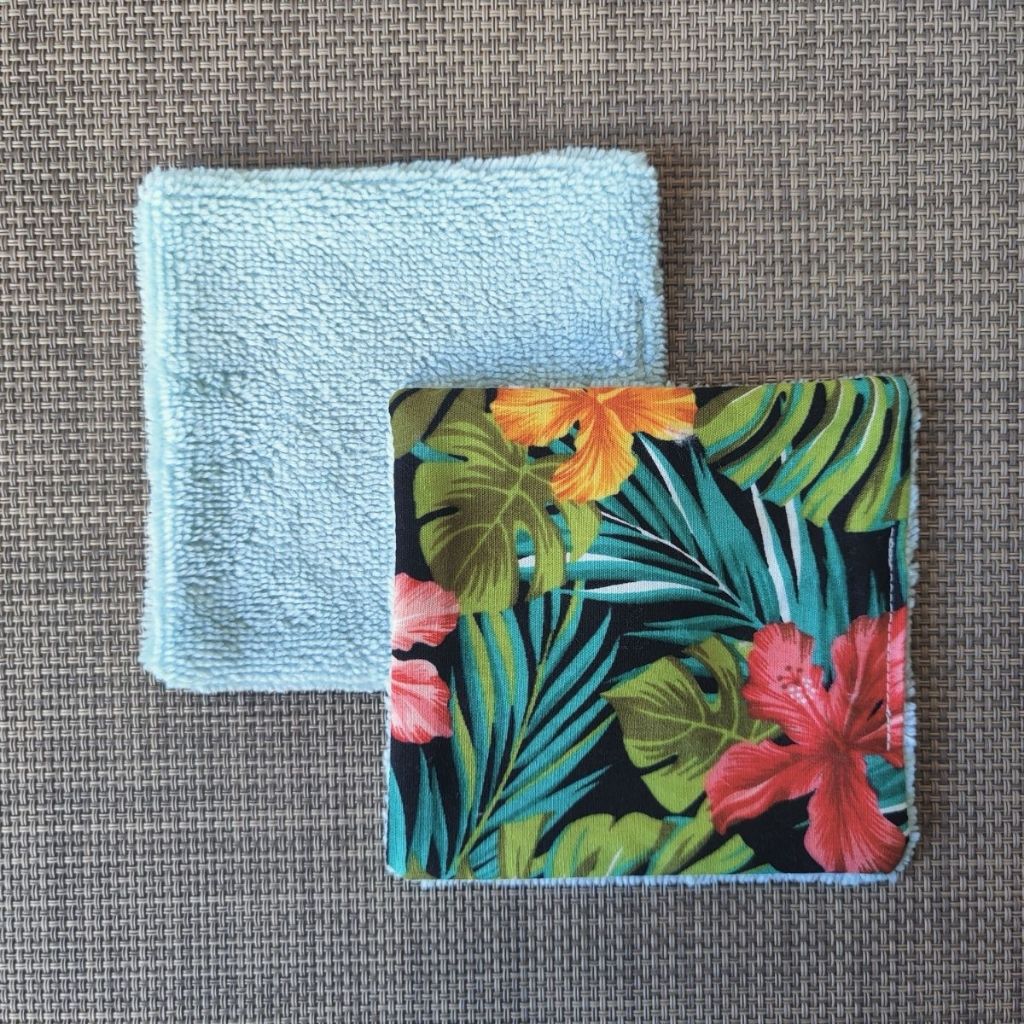 Lingette lavable 10 x 10, une face en tissu tahitien en coton hibiscus noir et une face en éponge bambou tout doux. 
