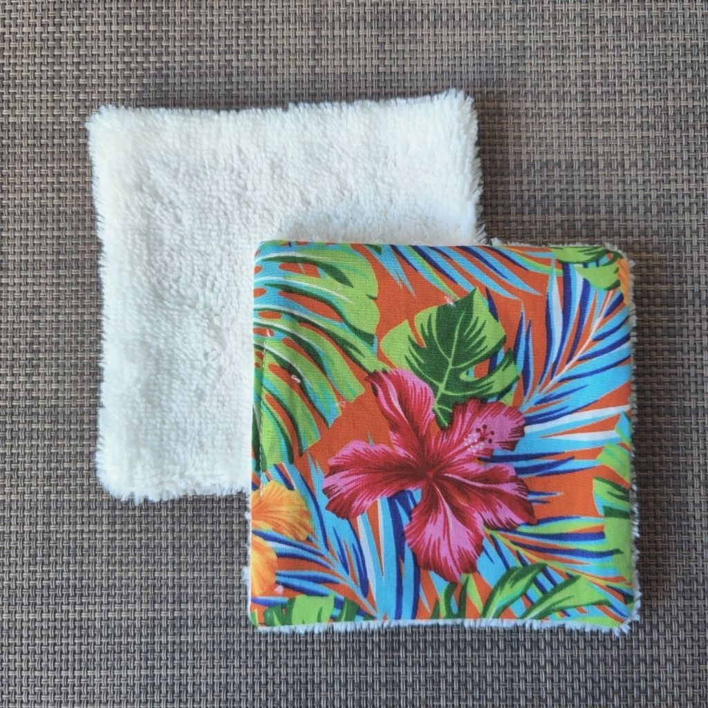Lingette lavable 10 x 10, une face en tissu tahitien hibiscus orange en coton et une face en éponge bambou tout doux. 