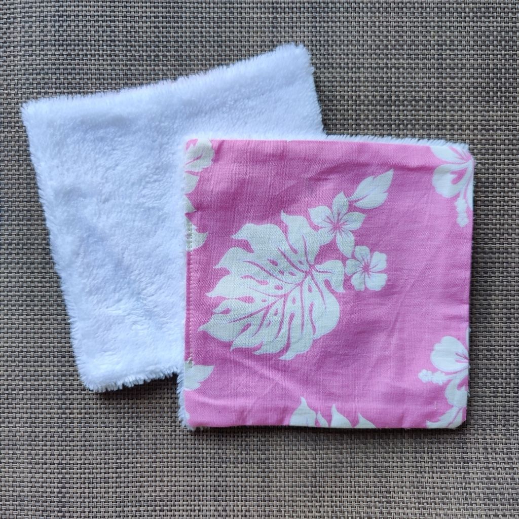 Lingette lavable 13 x 13, une face en tissu tahitien hibiscus rose en coton et une face en éponge bambou tout doux. 
