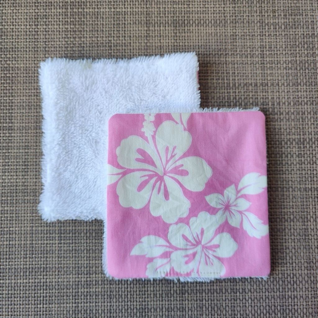 Lingette lavable 10 x 10, une face en tissu tahitien hibiscus rose en coton et une face en éponge bambou tout doux. 