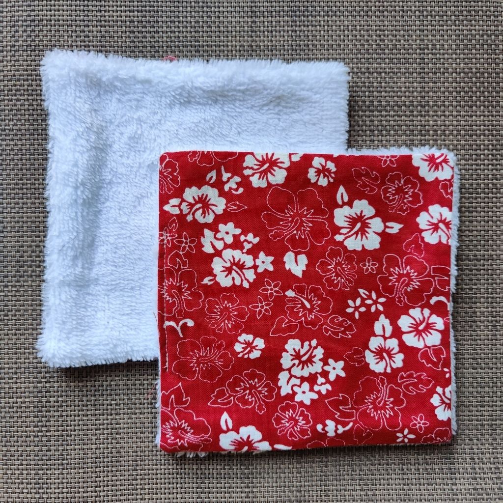 Lingette lavable 13 x 13, une face en tissu tahitien hibiscus rouge en coton et une face en éponge bambou tout doux. 