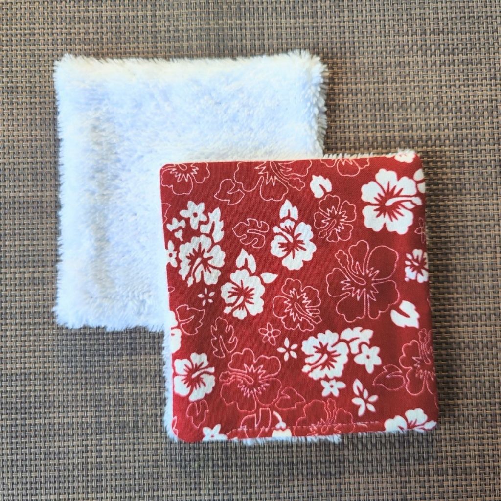 Lingette lavable 10 x 10, une face en tissu tahitien hibiscus rouge en coton et une face en éponge bambou tout doux. 