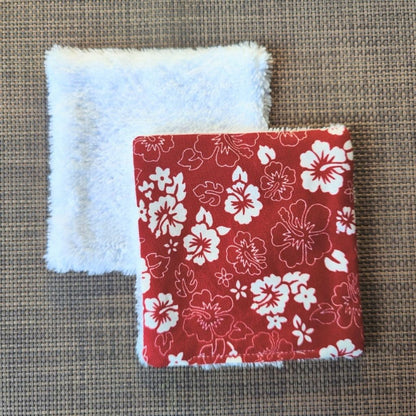 Lingette lavable 10 x 10, une face en tissu tahitien hibiscus rouge en coton et une face en éponge bambou tout doux. 