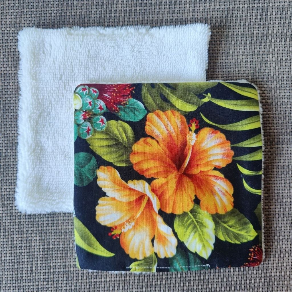 Lingette lavable 13 x 13, une face en tissu tahitien hibiscus royal fond noir en coton et une face en éponge bambou tout doux. 