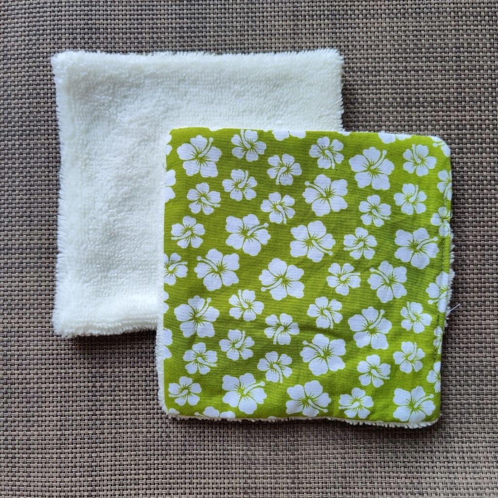 Lingette lavable 13 x 13, une face en tissu tahitien hibiscus vert en coton et une face en éponge bambou tout doux. 