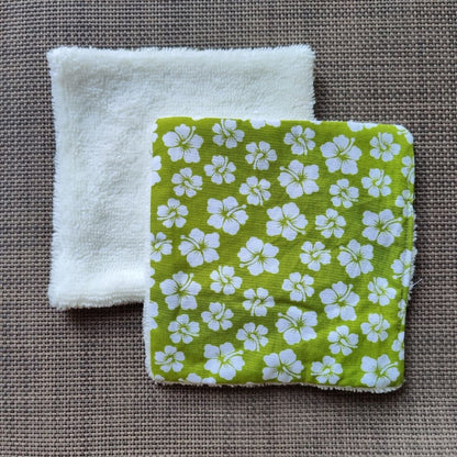 Lingette lavable 13 x 13, une face en tissu tahitien hibiscus vert en coton et une face en éponge bambou tout doux. 