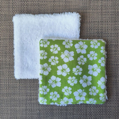 Lingette lavable 10 x 10, une face en tissu tahitien hibiscus vert en coton et une face en éponge bambou tout doux. 