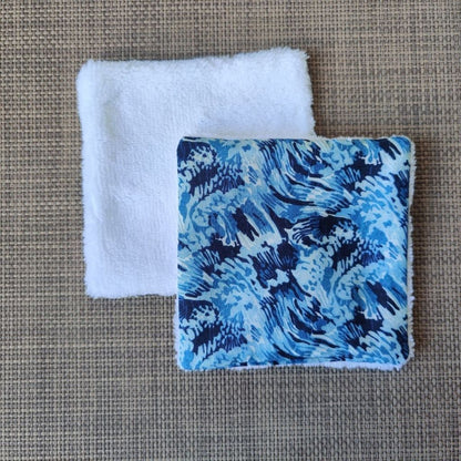 Lingette lavable 10 x 10, une face en tissu tahitien les vagues en coton et une face en éponge bambou tout doux. 