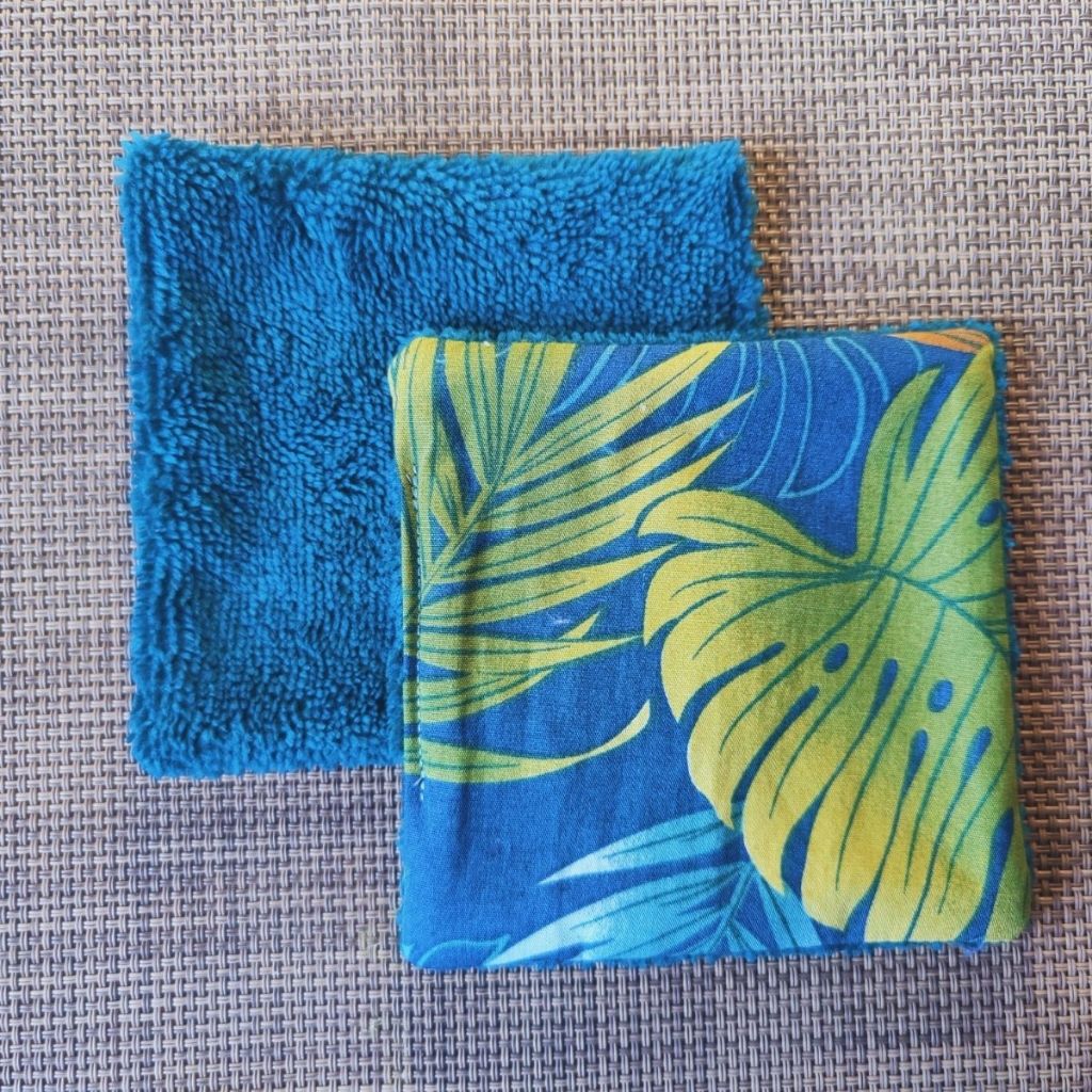 Lingette lavable 10 x 10, une face en tissu tahitien monstera bleu en coton et une face en éponge bambou tout doux. 