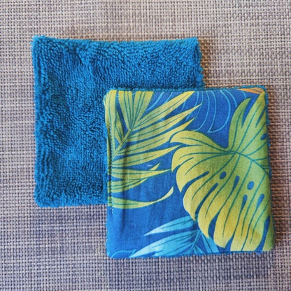 Lingette lavable 10 x 10, une face en tissu tahitien monstera bleu en coton et une face en éponge bambou tout doux. 