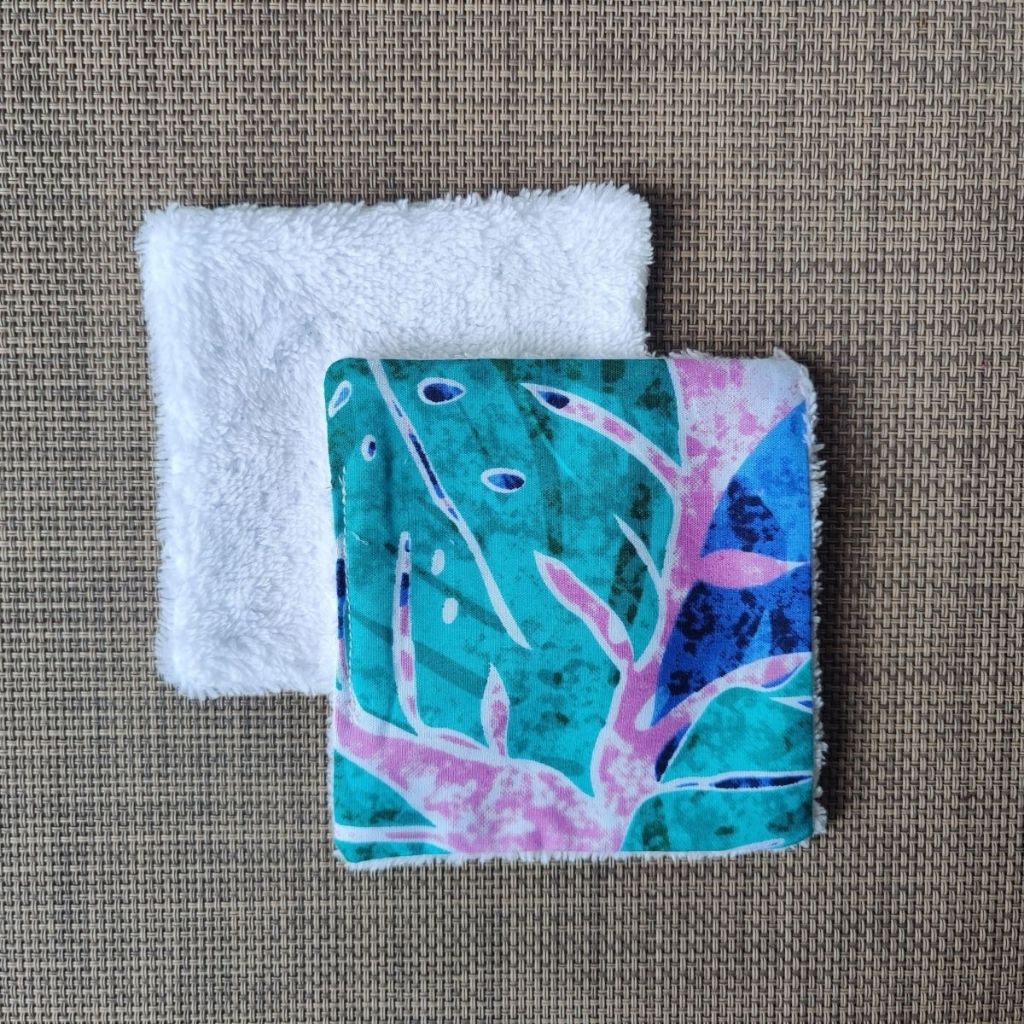 Lingette lavable 10 x 10, une face en tissu tahitien monstera lagon en coton et une face en éponge bambou tout doux. 