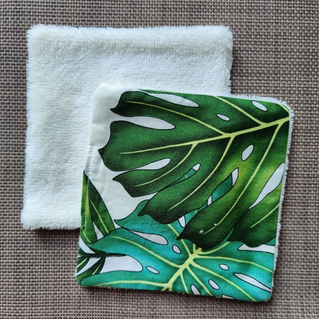 Lingette lavable 13 x 13, une face en tissu tahitien monstera royal en coton et une face en éponge bambou tout doux. 