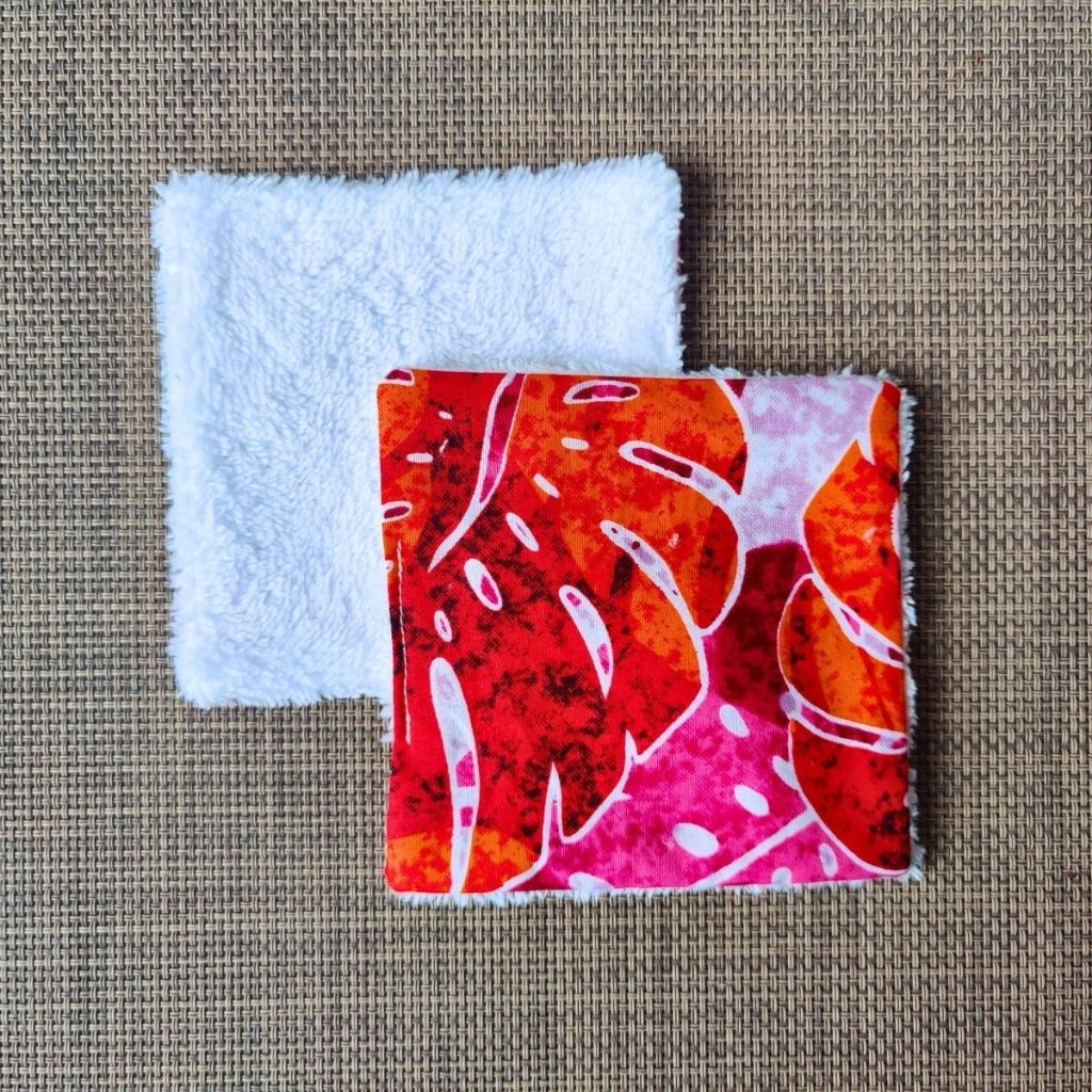 Lingette lavable 10 x 10, une face en tissu tahitien monstera soleil en coton et une face en éponge bambou tout doux. 