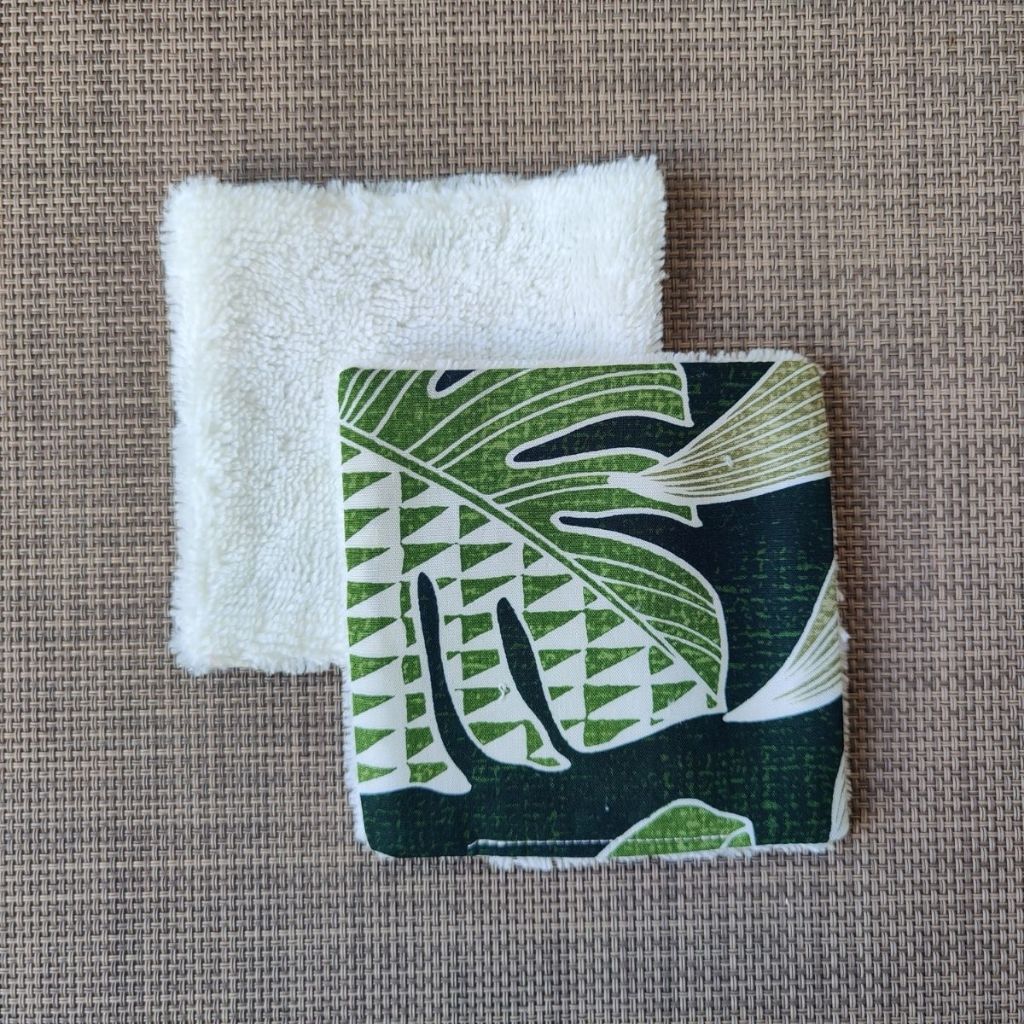 Lingette lavable 10 x 10, une face en tissu tahitien monstera vert en coton et une face en éponge bambou tout doux. 