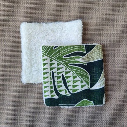 Lingette lavable 10 x 10, une face en tissu tahitien monstera vert en coton et une face en éponge bambou tout doux. 