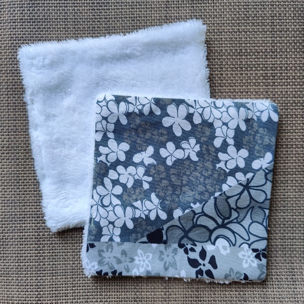 Lingette lavable 13 x 13, une face en tissu tahitien patchwork gris en coton et une face en éponge bambou tout doux. 