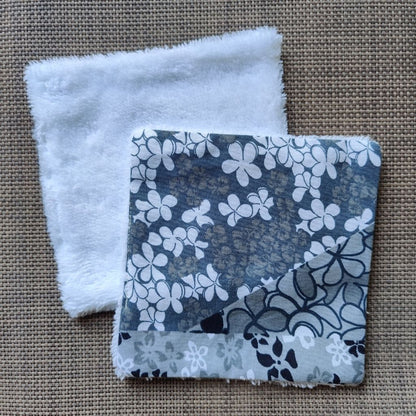 Lingette lavable 13 x 13, une face en tissu tahitien patchwork gris en coton et une face en éponge bambou tout doux. 