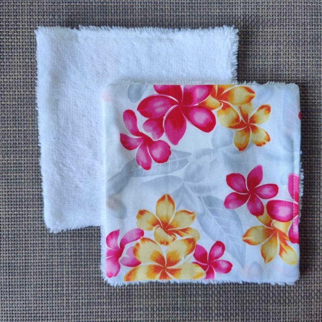 Lingette lavable 13 x 13, une face en tissu tahitien pluméria blanc en coton et une face en éponge bambou tout doux. 