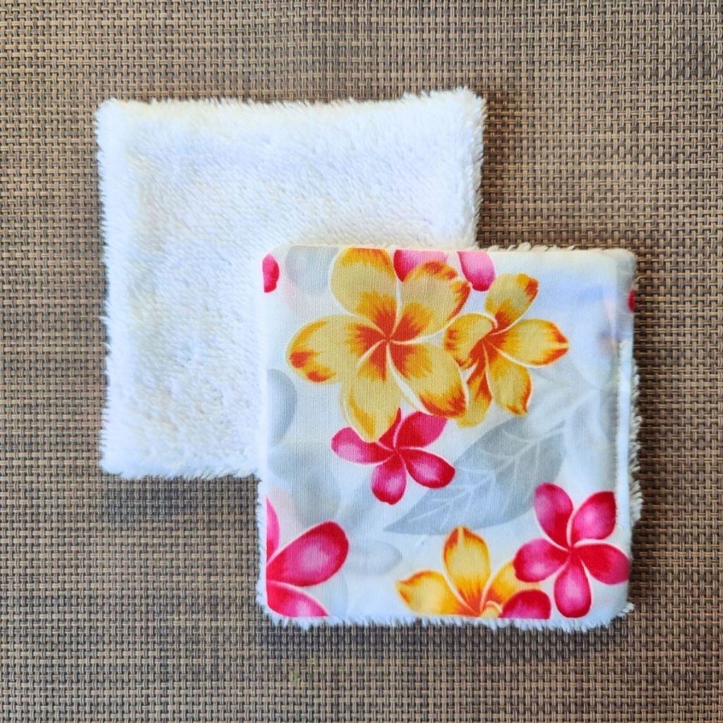 Lingette lavable 10 x 10, une face en tissu tahitien en coton plumeria blanc et une face en éponge bambou tout doux. 