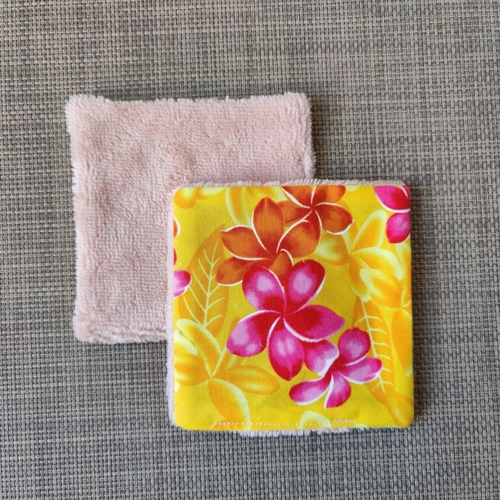Lingette lavable 10 x 10, une face en tissu tahitien en coton plumeria jaune et une face en éponge bambou tout doux. 