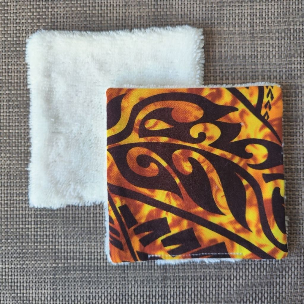 Lingette lavable 10 x 10, une face en tissu tahitien tatouage en coton et une face en éponge bambou tout doux. 