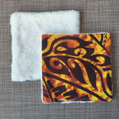 Lingette lavable 10 x 10, une face en tissu tahitien tatouage en coton et une face en éponge bambou tout doux. 