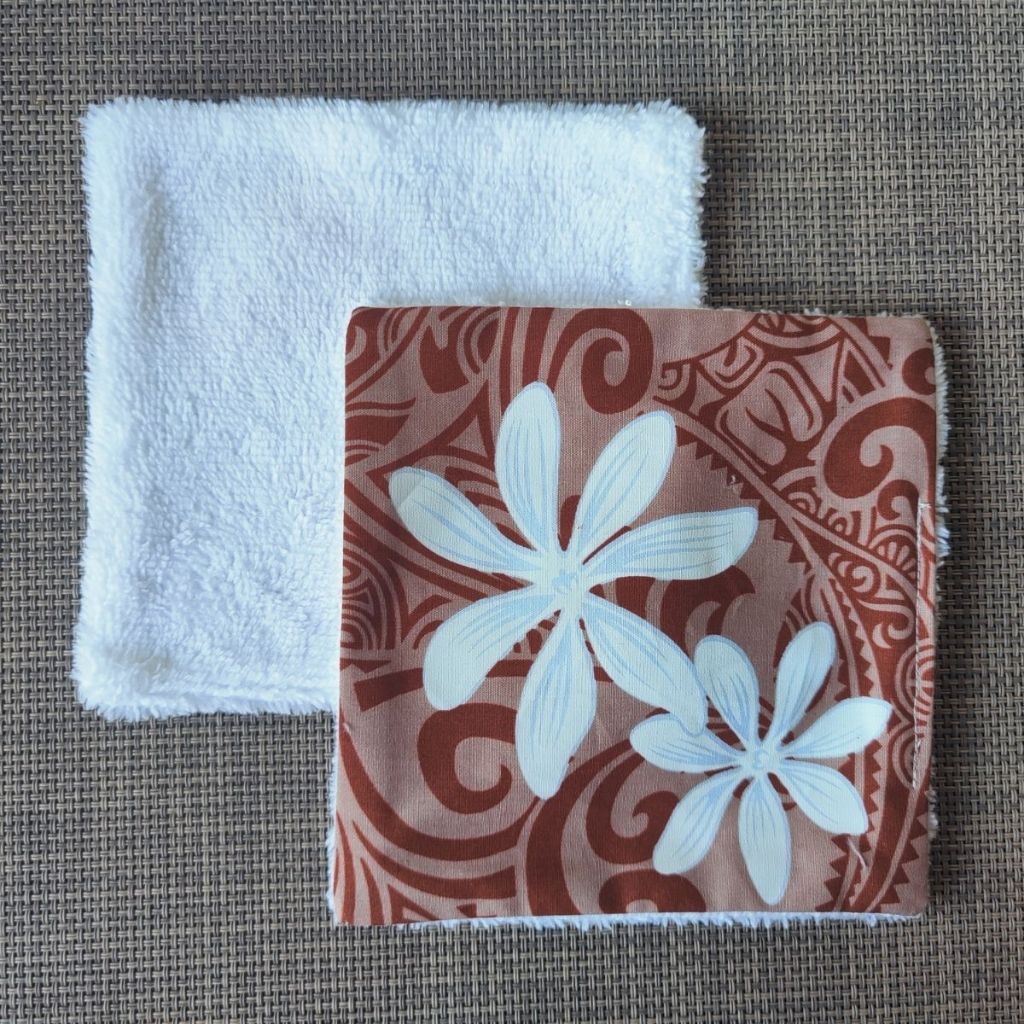 Lingette lavable 13 x 13, une face en tissu tahitien tiaré marron en coton et une face en éponge bambou tout doux. 