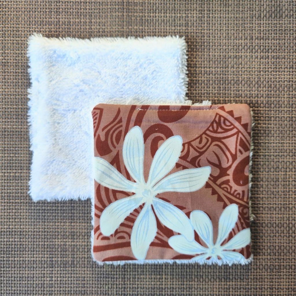 Lingette lavable 10 x 10, une face en tissu tahitien tiaré marron en coton et une face en éponge bambou tout doux. 