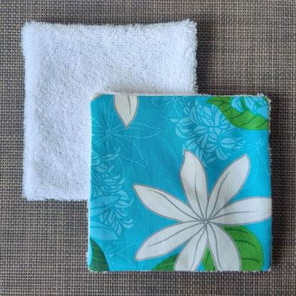 Lingette lavable 13 x 13, une face en tissu tahitien tiaré turquoise en coton et une face en éponge bambou tout doux. 