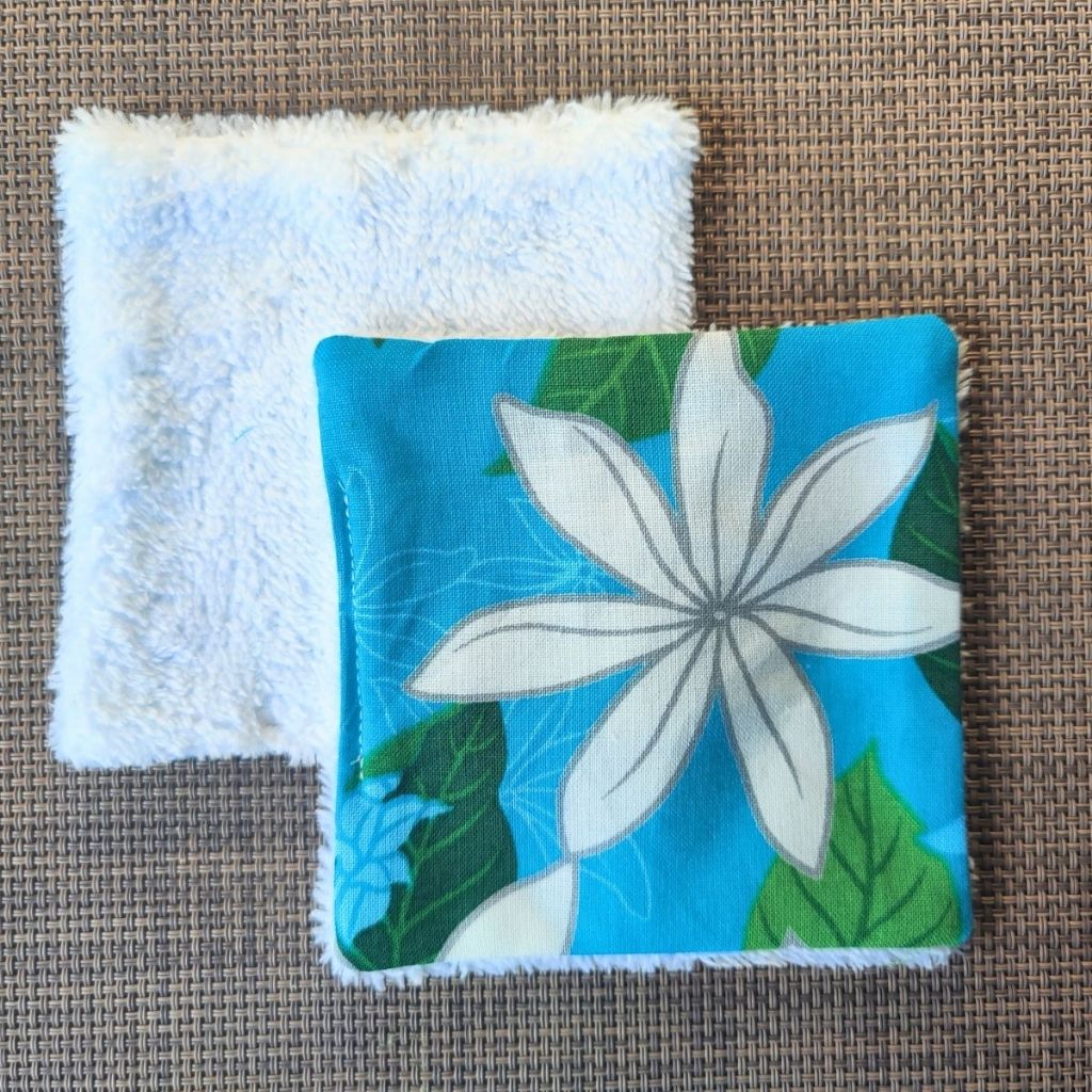 Lingette lavable 10 x 10, une face en tissu tahitien tiaré turquoise en coton et une face en éponge bambou tout doux. 