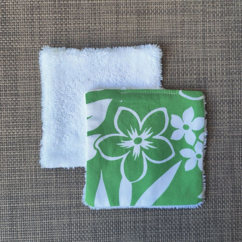 Lingette lavable 10 x 10, une face en tissu tahitien en coton tiaré vert et blanc et une face en éponge bambou tout doux. 