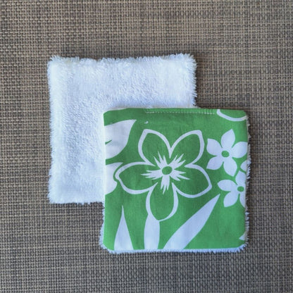 Lingette lavable 10 x 10, une face en tissu tahitien en coton tiaré vert et blanc et une face en éponge bambou tout doux. 