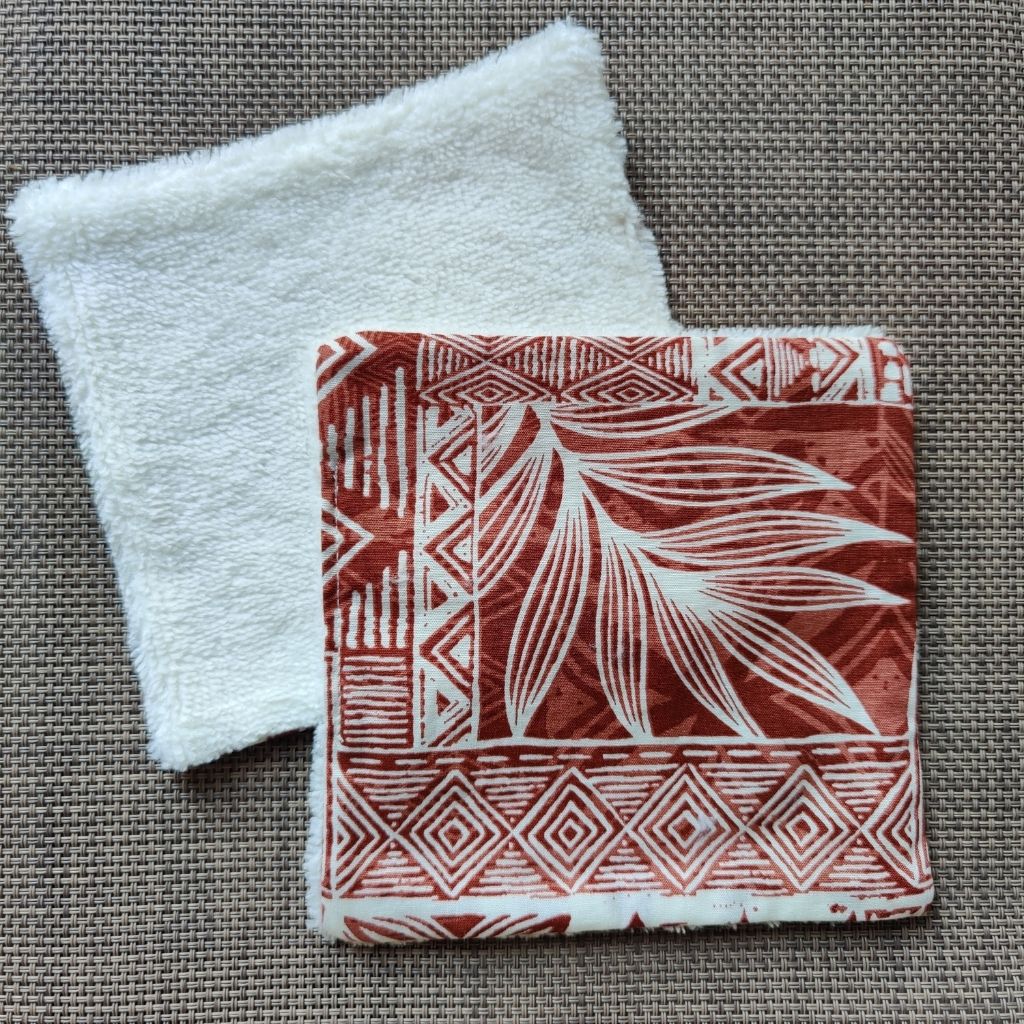 Lingette lavable 13 x 13, une face en tissu tahitien tribal marron en coton et une face en éponge bambou tout doux. 