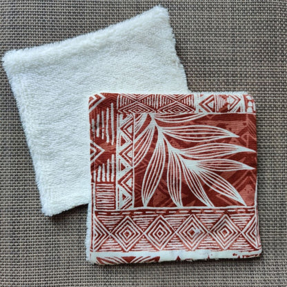 Lingette lavable 13 x 13, une face en tissu tahitien tribal marron en coton et une face en éponge bambou tout doux. 