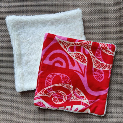 Lingette lavable 13 x 13, une face en tissu tahitien tribal rouge en coton et une face en éponge bambou tout doux. 