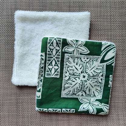Lingette lavable 13 x 13, une face en tissu tahitien tribal vert en coton et une face en éponge bambou tout doux. 